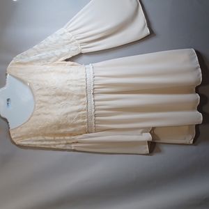 Flying Tomatoes Women's Cream Lace Dress With Bell Sleeve. Size M